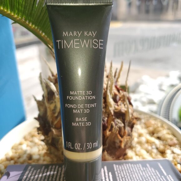Ivory W 150 Matte 3D Foundation - Combo to Oily Skin - Timewise Mary Kay - Picture 2 of 5